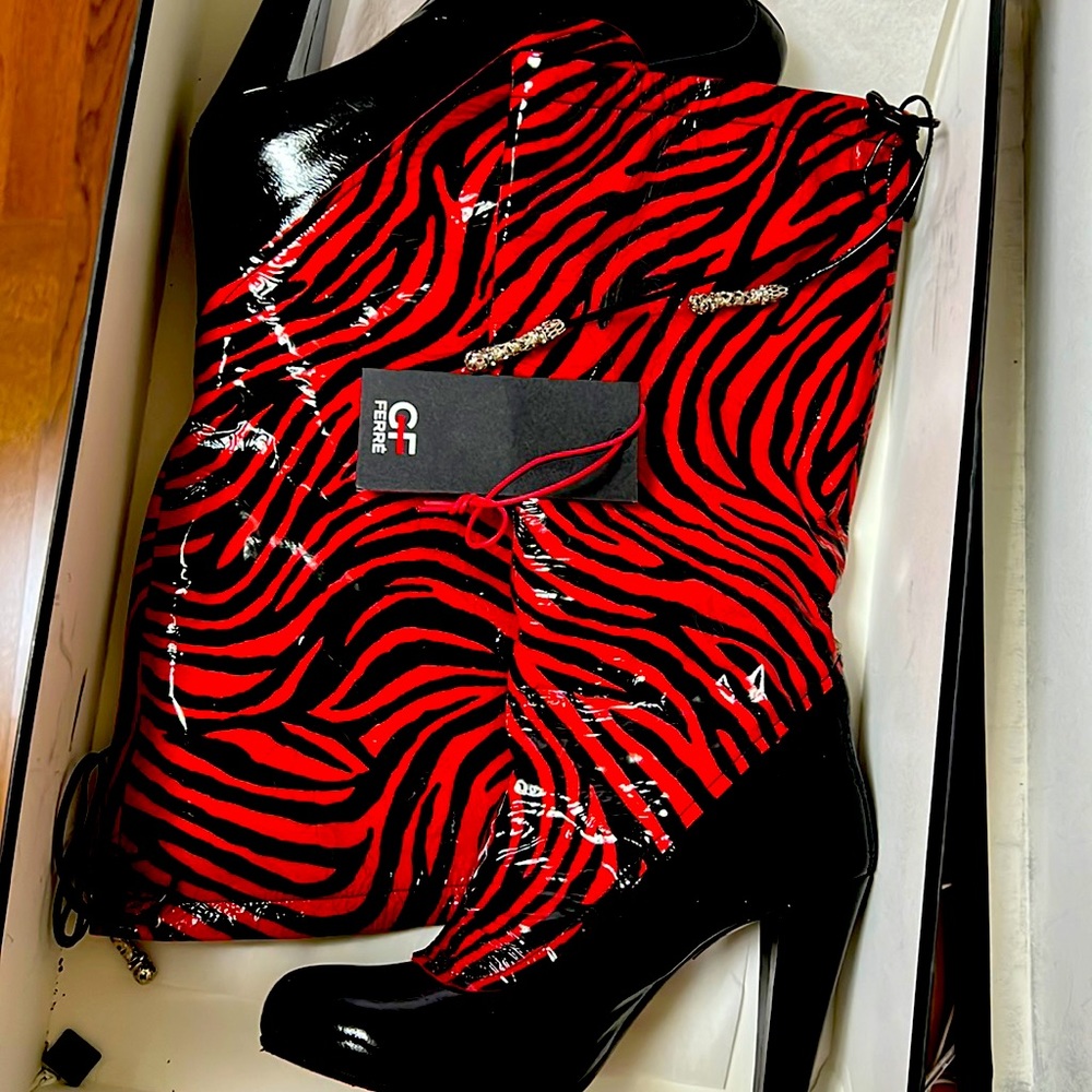 Beautiful patent leather GF high heels boots in like new condition